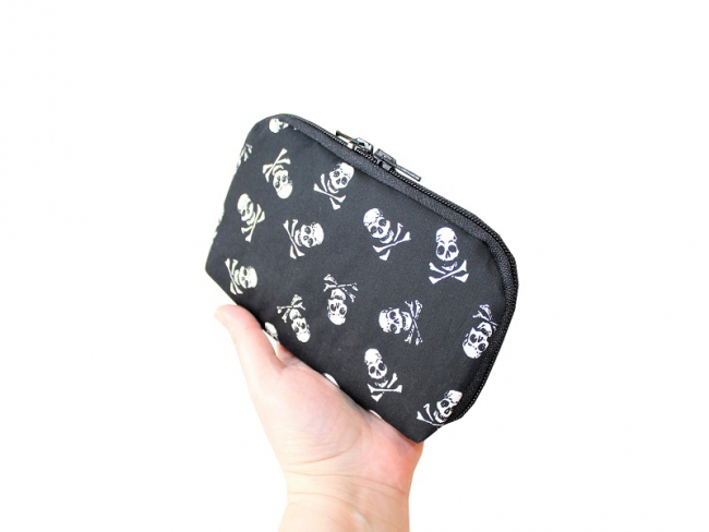 Diabetes Tasche, weiße Skulls auf Schwarz