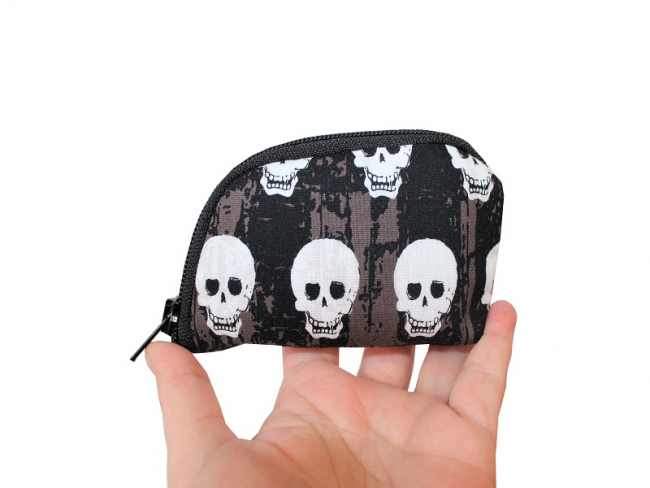 Pumpentasche mit weißen Skulls