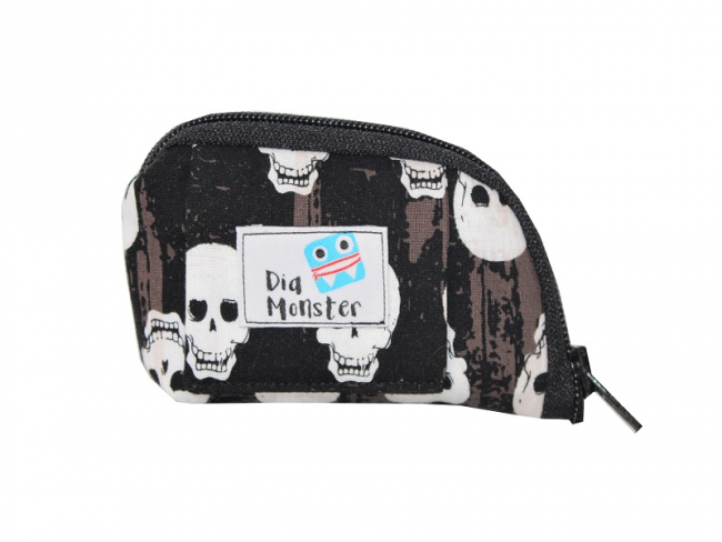 Pumpentasche mit weißen Skulls