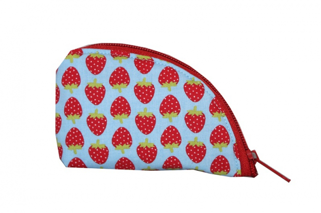 Pumpentasche Erdbeeren auf hellblau